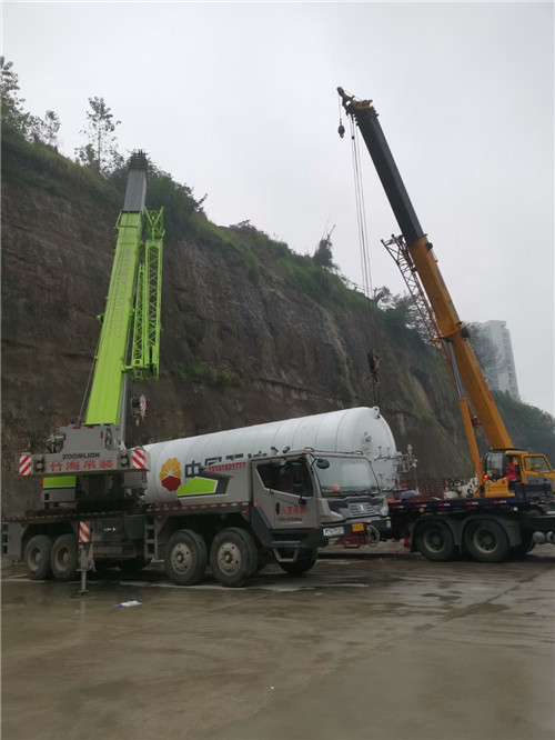 和静县“不怕风雨冻”—— 吊车的 “恶劣环境适应” 技术